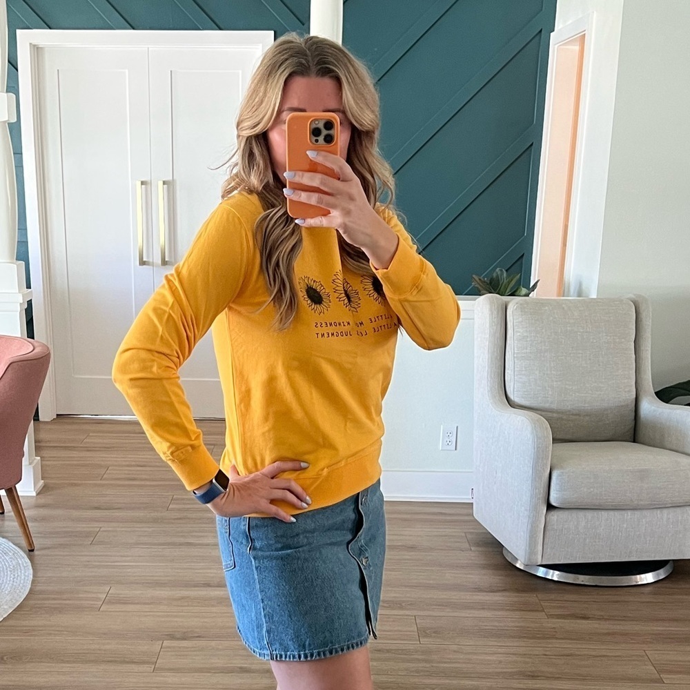 Sunflower Graphic Sweatshirt Yellow Crewneck Pullover Size M - Picture 4 of 4